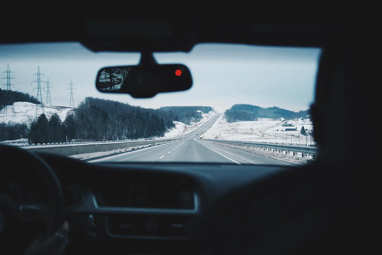 Conduciendo un coche en invierno en carreteras nevadas